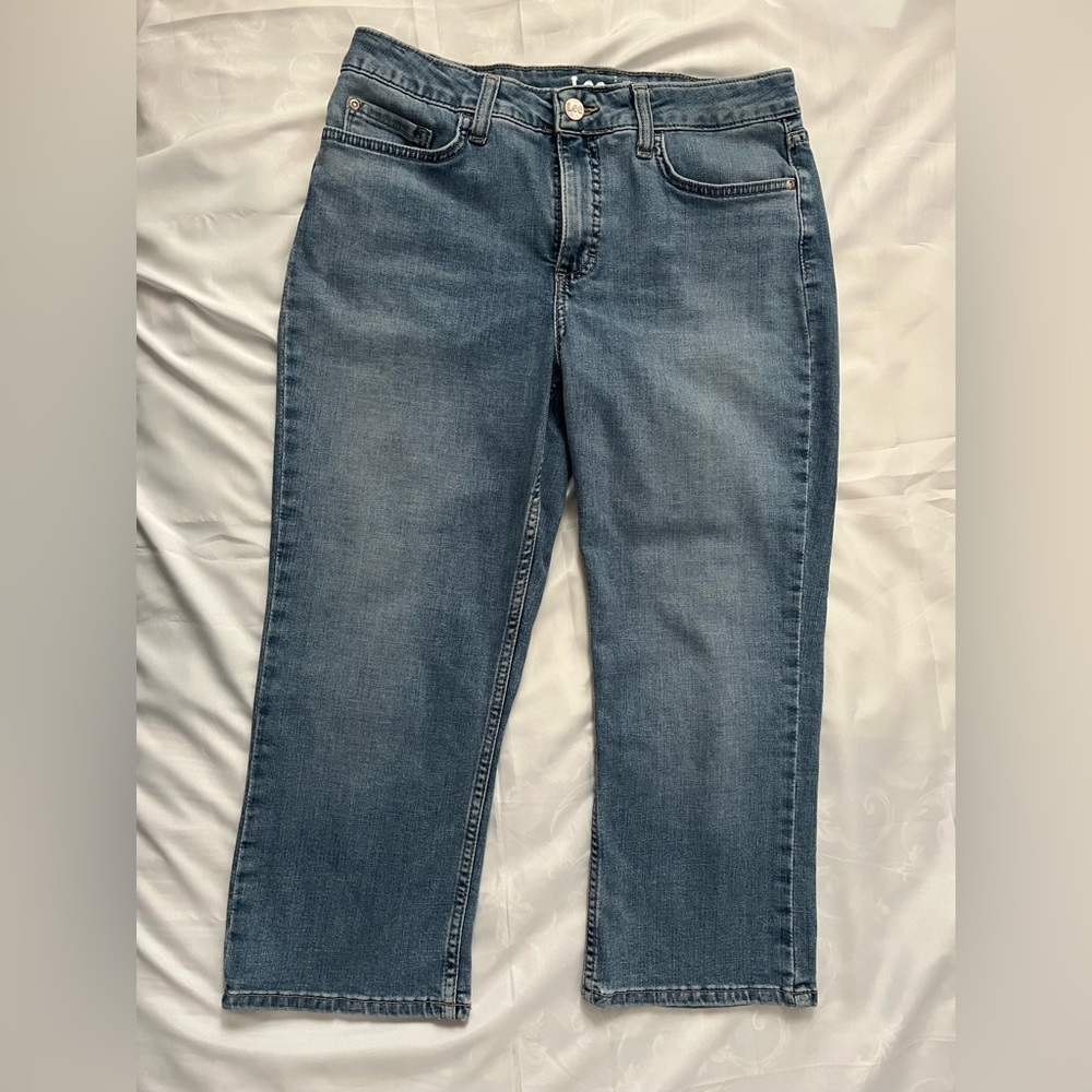 Lee Regular Fit Capri Mid Rise Jeans Women’s size 10M